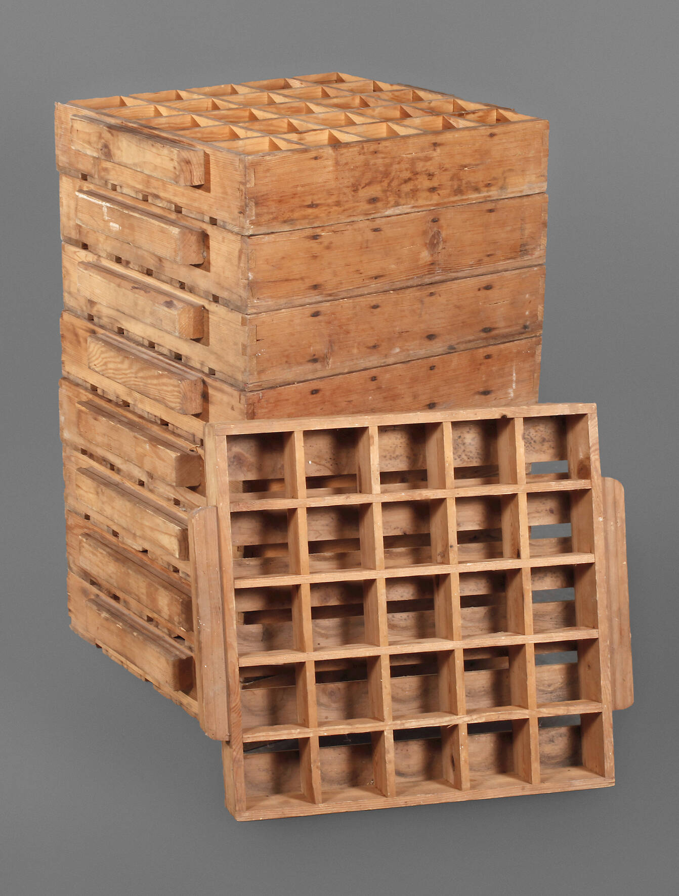 Neun Holzbierkästen