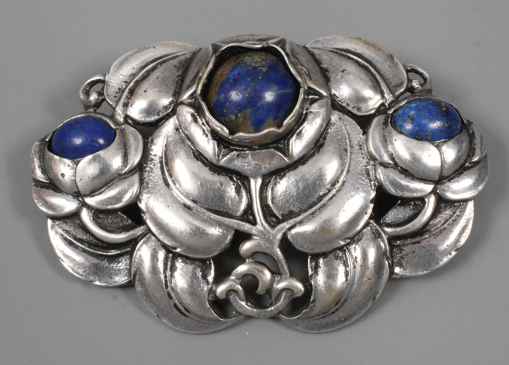 Jugendstilbrosche mit Lapislazuli