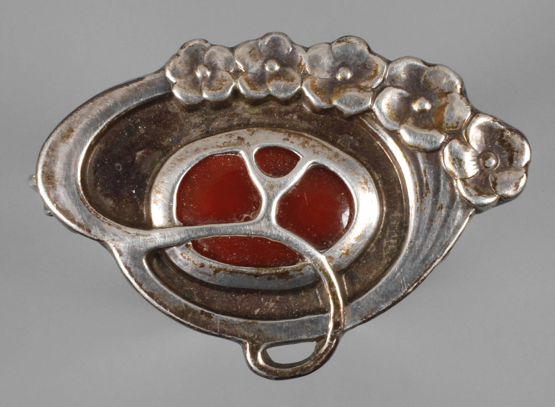 Jugendstilbrosche mit Karneol