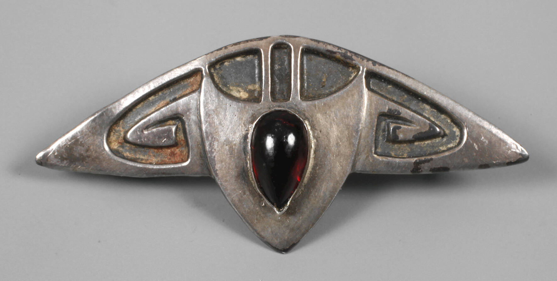 Jugendstilbrosche mit Granat