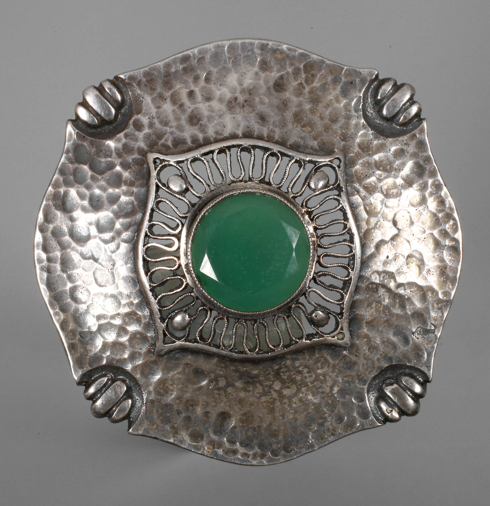 Brosche mit Steinbesatz