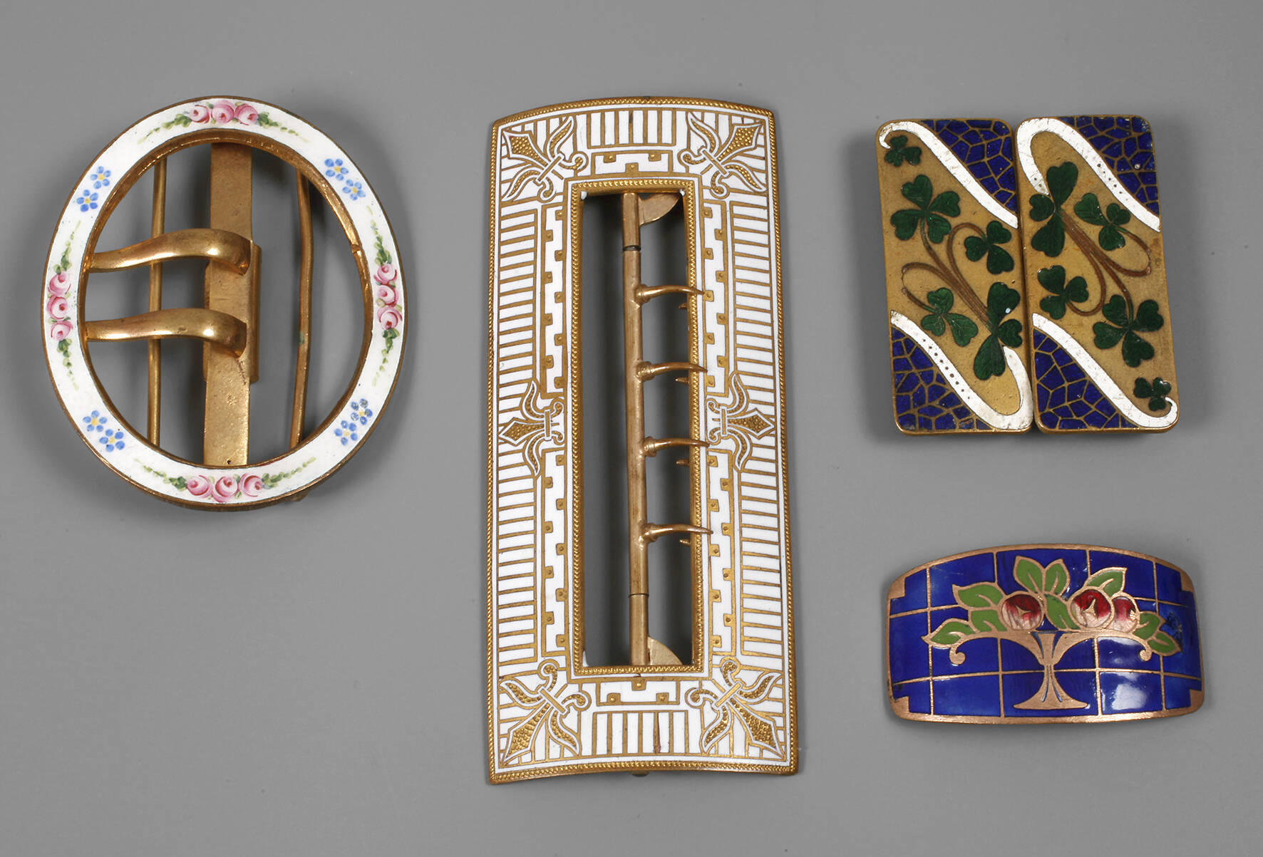 Vier Gürtelschnallen