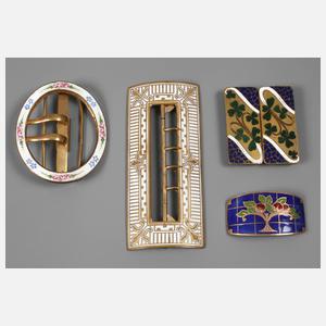 Vier Gürtelschnallen