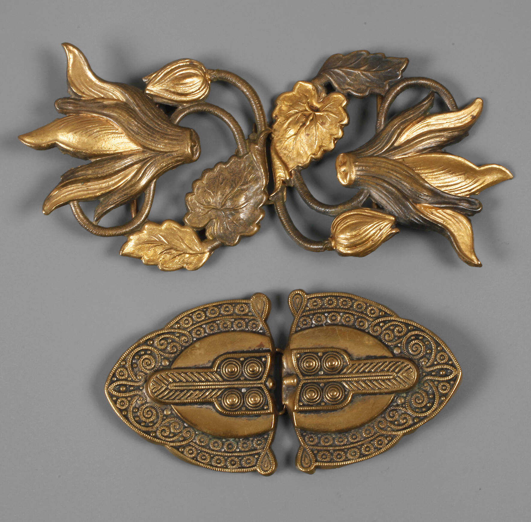 Zwei Gürtelschließen