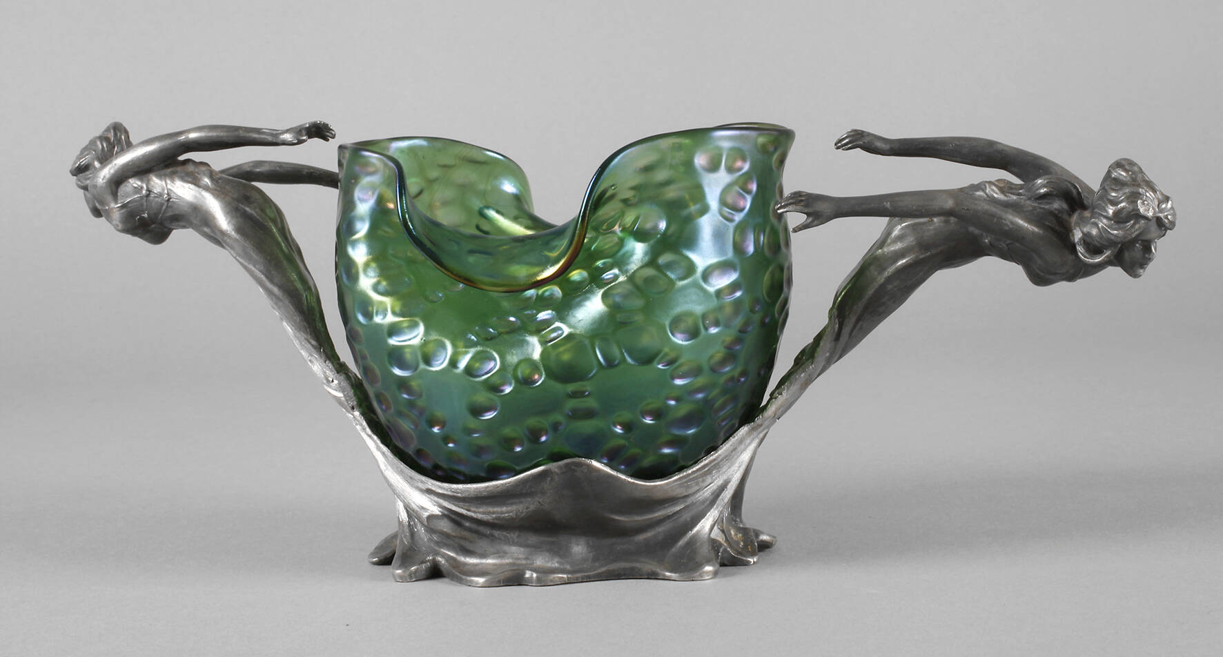 Loetz Wwe. Schale mit figürlicher Zinnmontierung