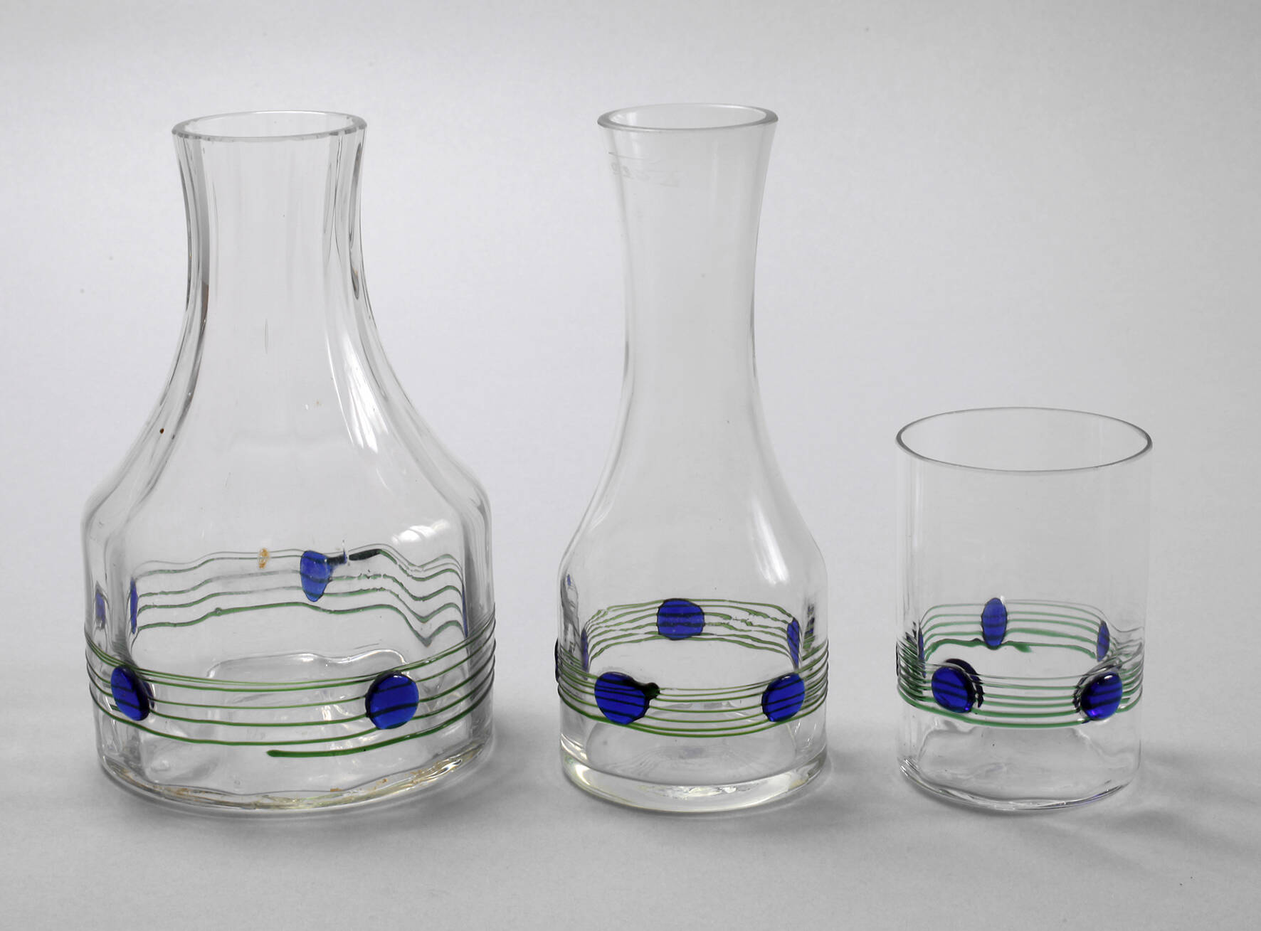 Paar Karaffen und ein Trinkglas