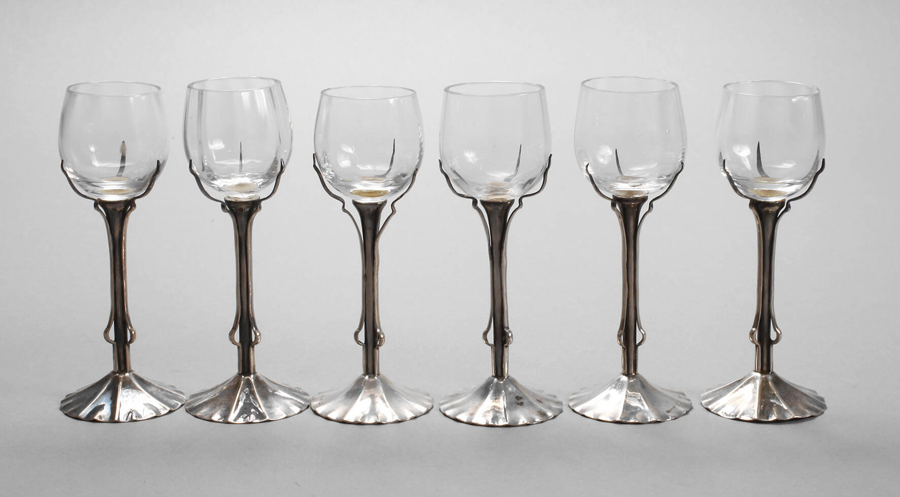 Sechs Likörgläser mit Silberfuß