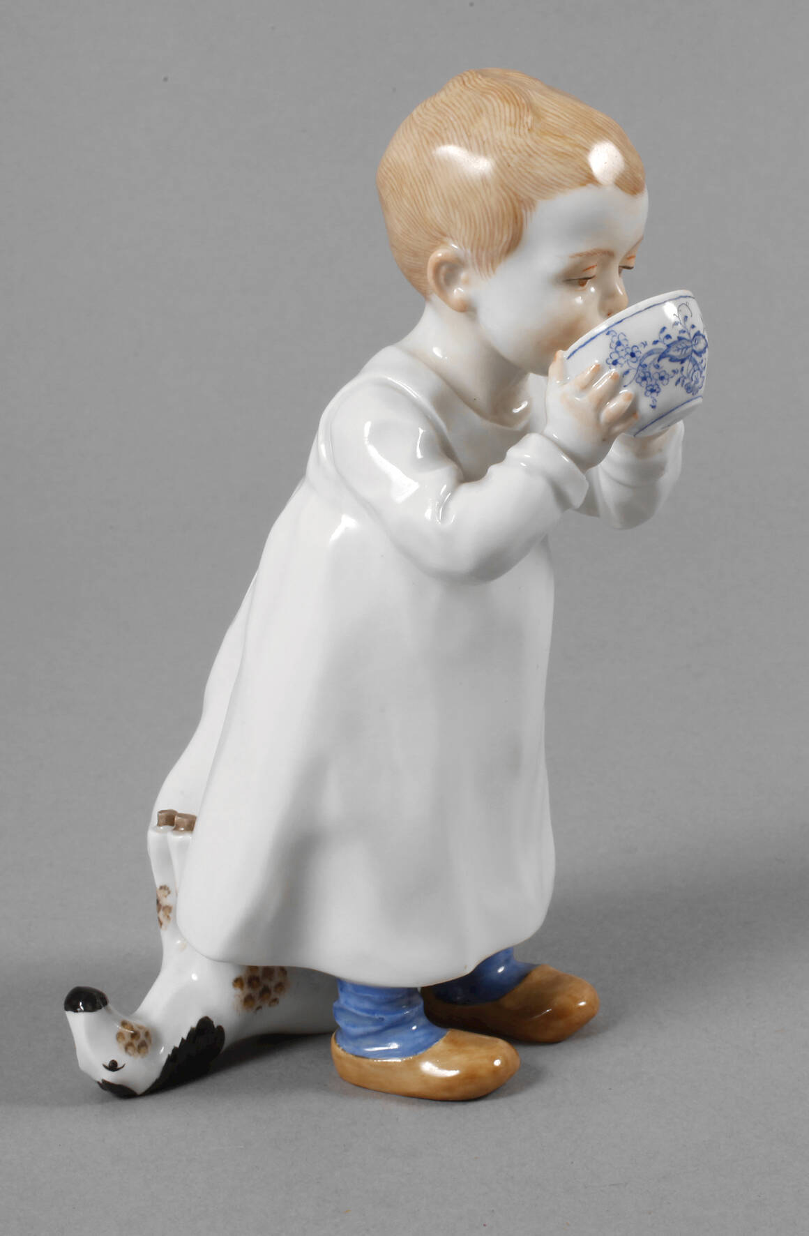 Meissen "Kind, aus einer Tasse trinkend"