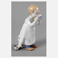 Meissen "Kind, aus einer Tasse trinkend"111