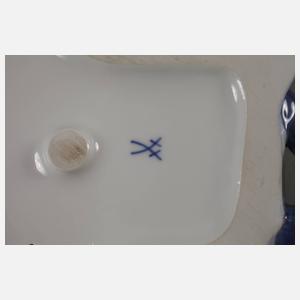 Meissen "Kind, auf einem Hund liegend"