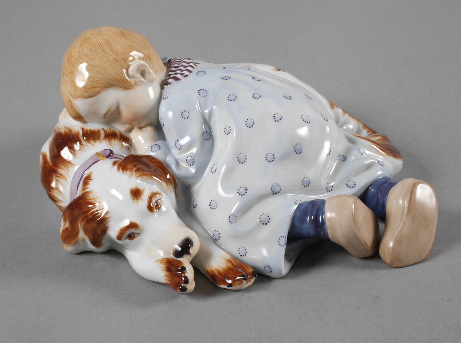 Meissen "Kind, auf einem Hund liegend"