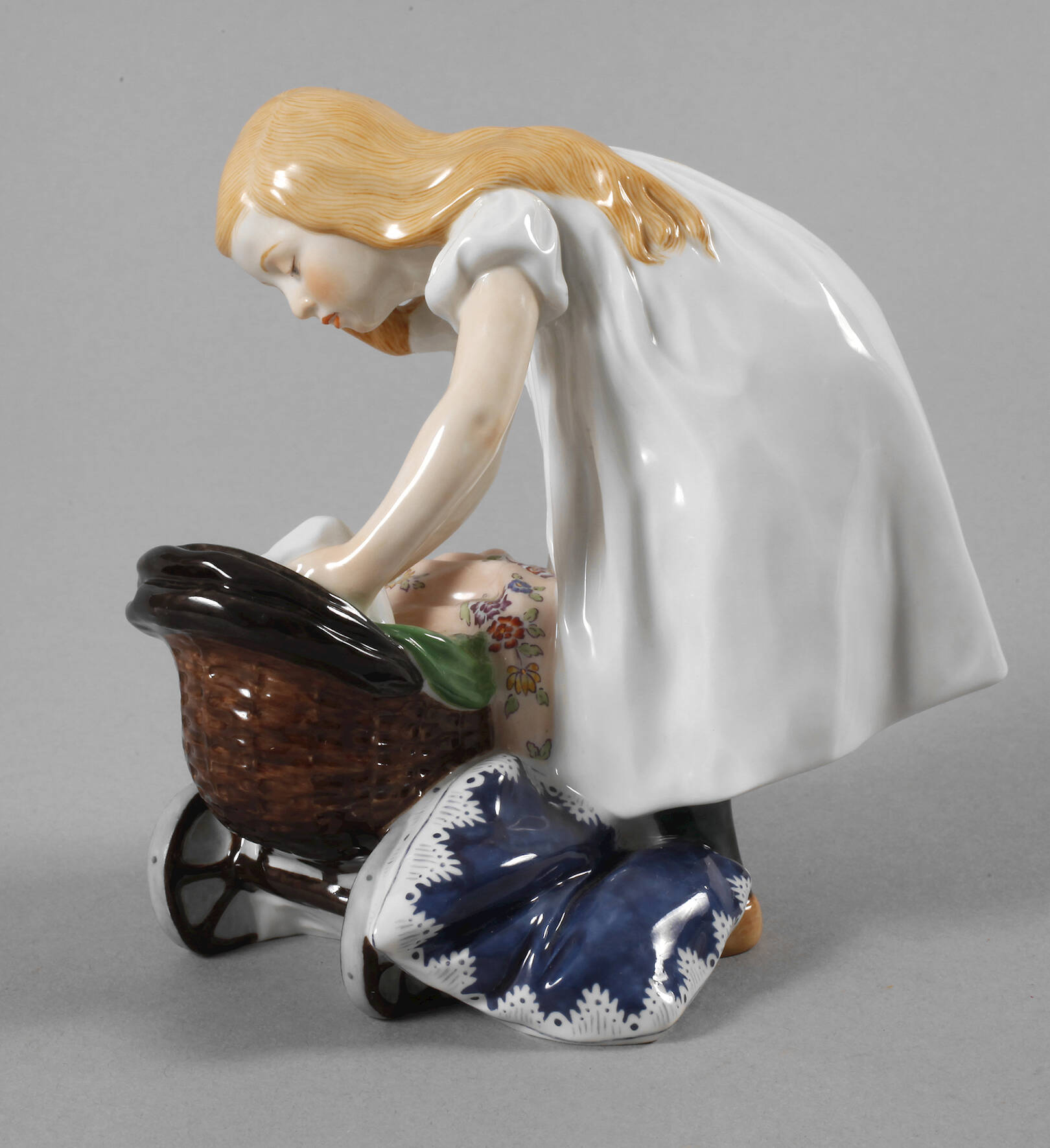 Meissen "Mädchen mit Puppenwagen"