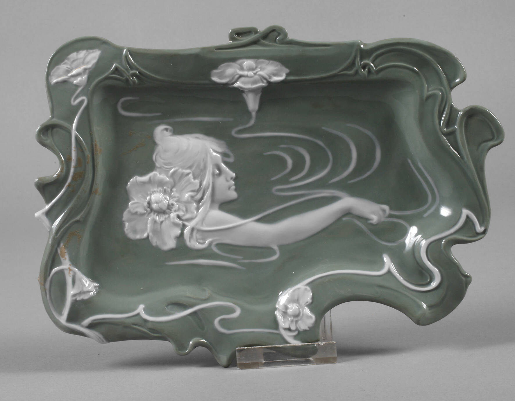 Reliefbild mit Frauenkopf