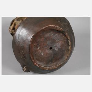 Große Bodenvase mit plastischer Frauenfigur