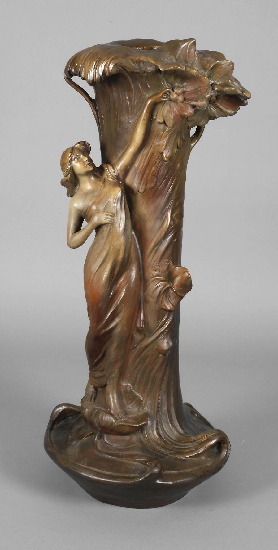 Große Bodenvase mit plastischer Frauenfigur