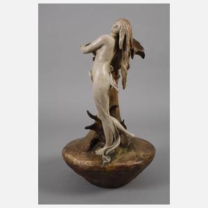 Goldscheider stehender Mädchenakt am Vasenkorpus