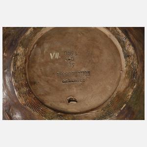 Goldscheider stehender Mädchenakt am Vasenkorpus