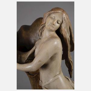 Goldscheider stehender Mädchenakt am Vasenkorpus