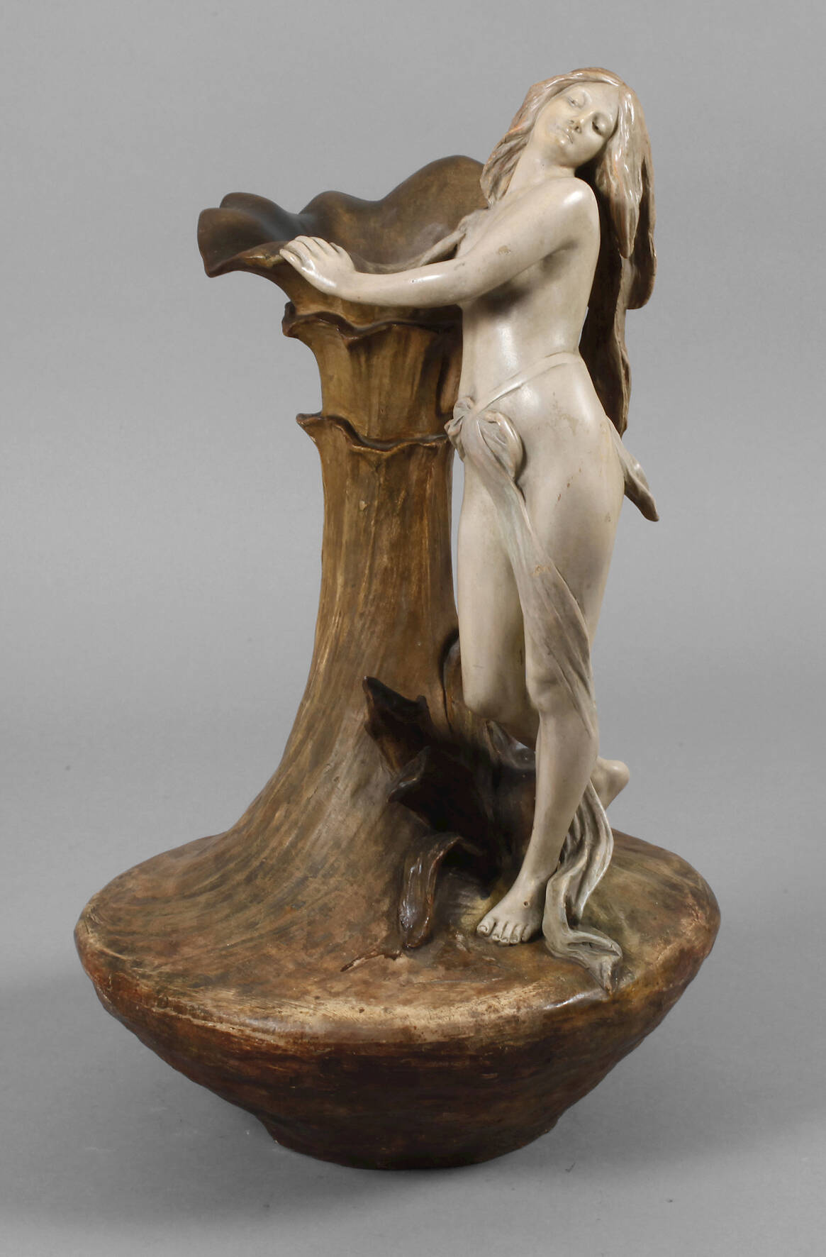 Goldscheider stehender Mädchenakt am Vasenkorpus