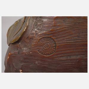 Große Skulptur Mädchen am Lotosblütenteich