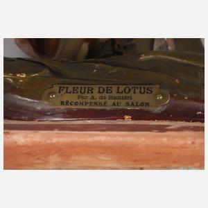 Große Skulptur Mädchen am Lotosblütenteich