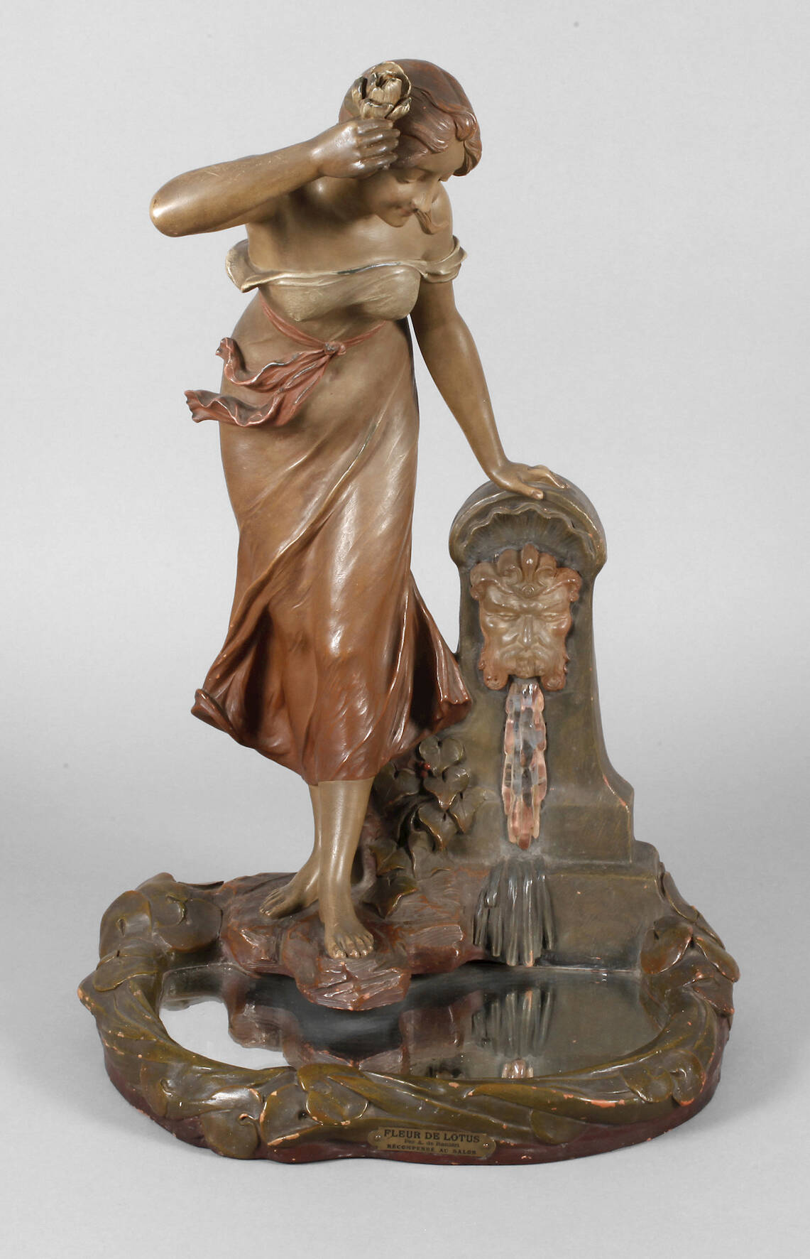 Große Skulptur Mädchen am Lotosblütenteich