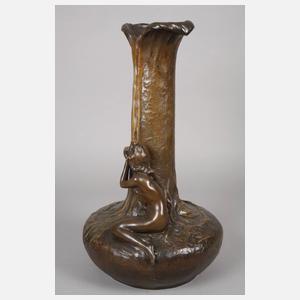 Vase mit trinkendem Mädchen an der Quelle