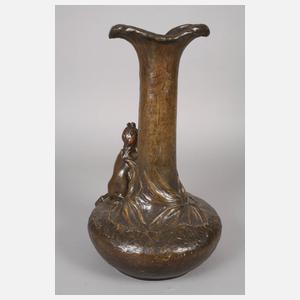 Vase mit trinkendem Mädchen an der Quelle