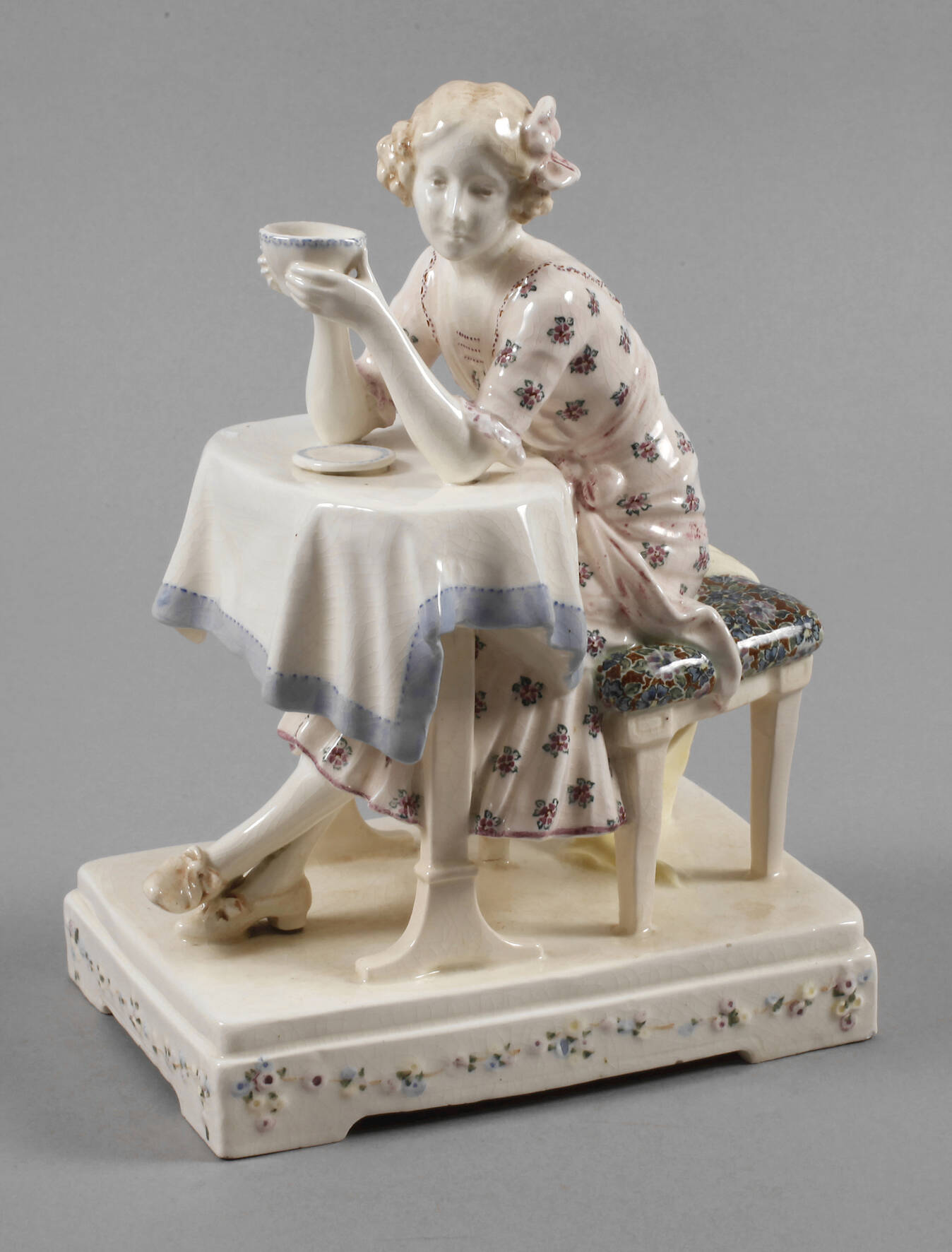 Goldscheider Wien Dame am Kaffeetisch