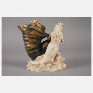 Vertikonippes Mädchen an Schneckenvase