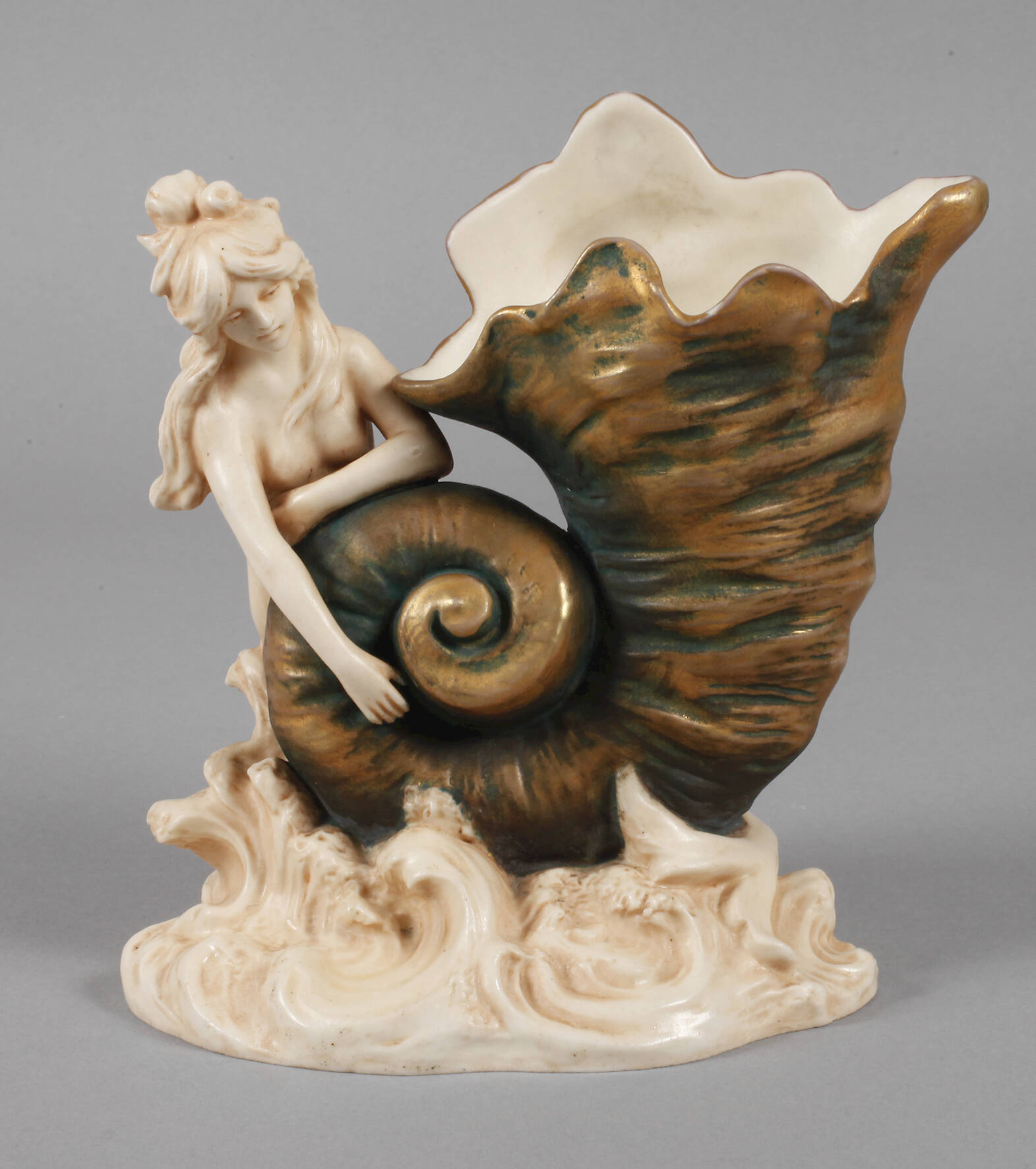 Vertikonippes Mädchen an Schneckenvase