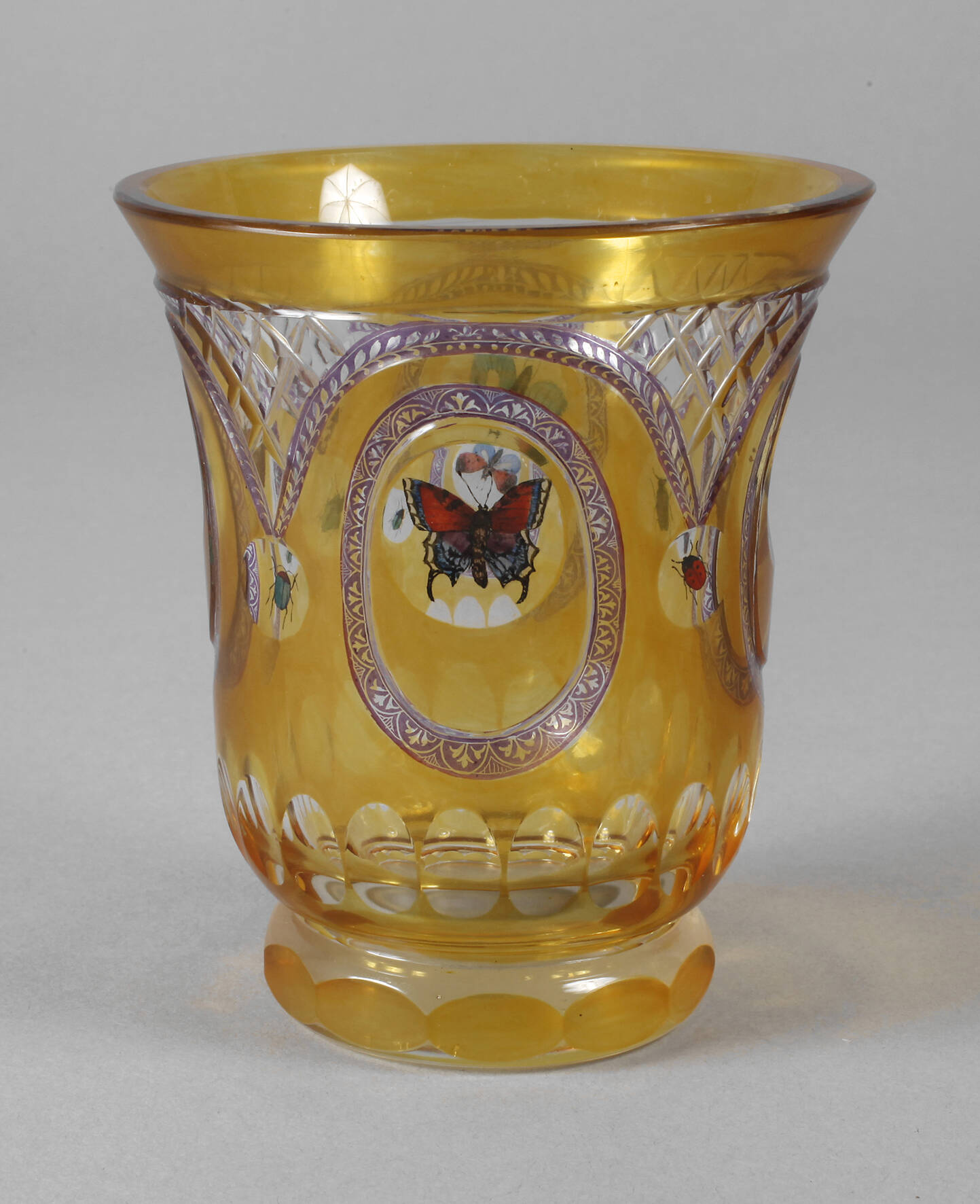 Becher mit Insektenmalerei