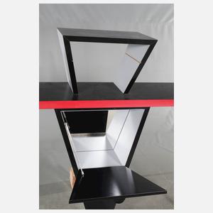 Wandkonsole im Memphis-Stil