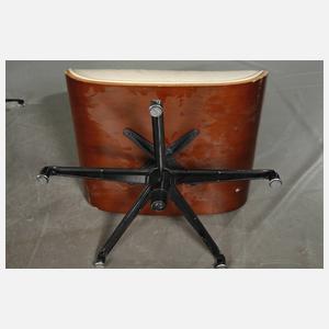 Lounge Chair und zwei Ottomanen