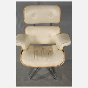 Lounge Chair und zwei Ottomanen