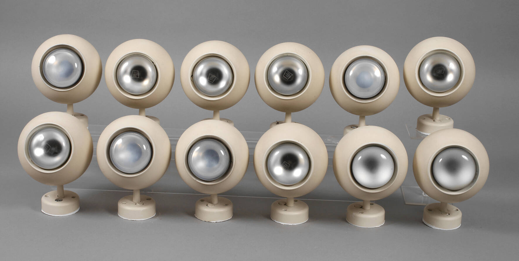 Zwölf Kugellampen