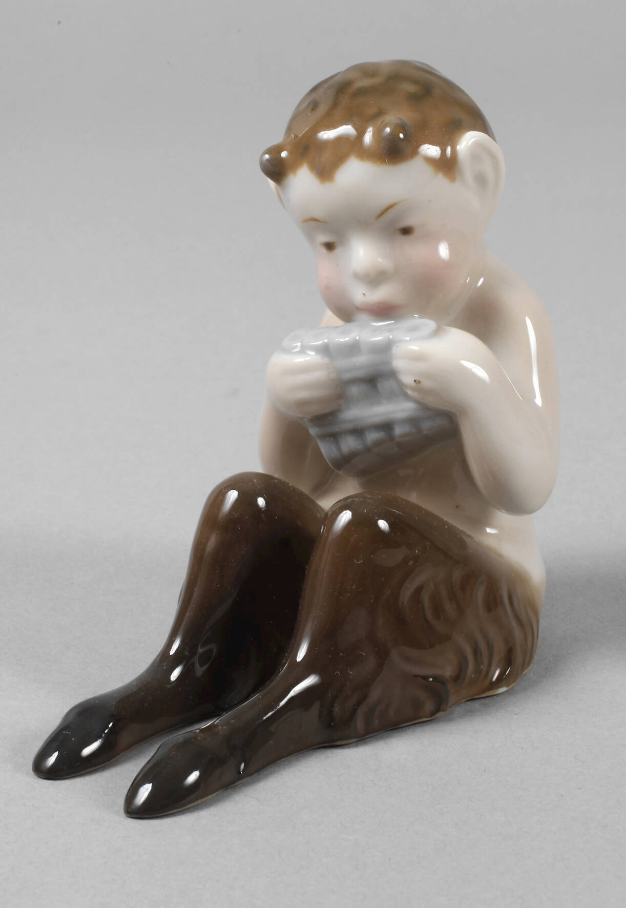 Fraureuth "Sitzender Faun mit Panflöte"