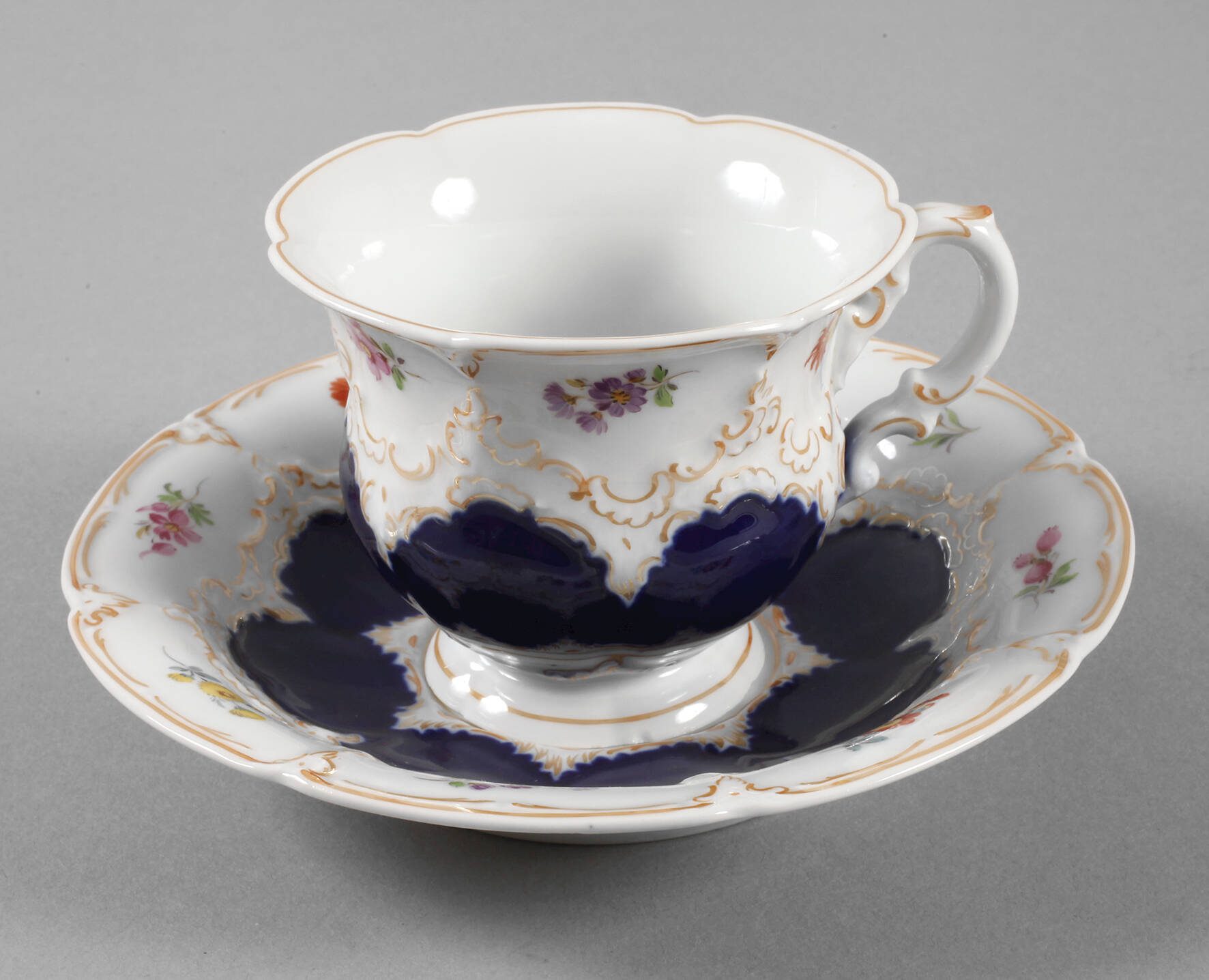 Meissen Kaffeetasse Streublümchendekor