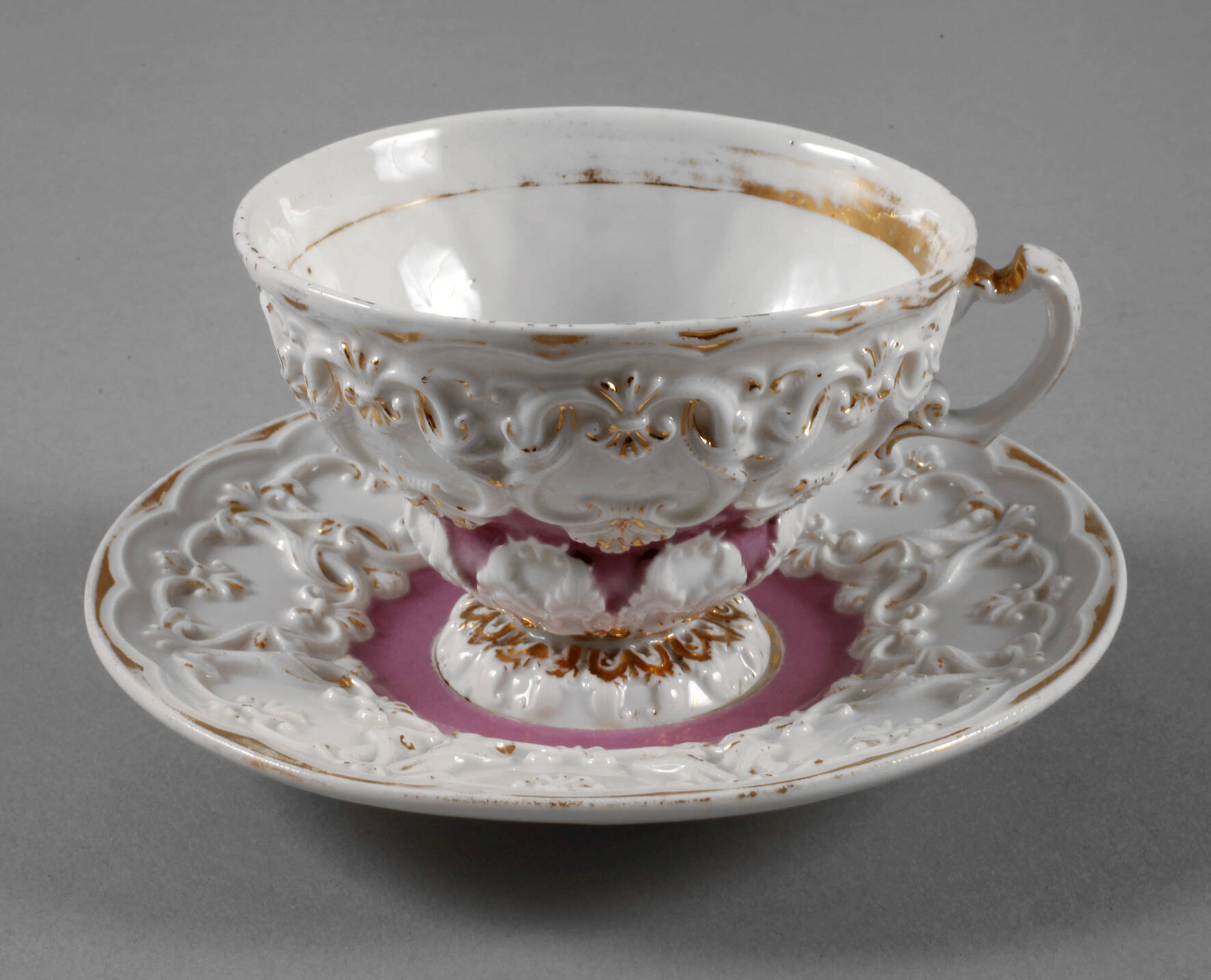 Meissen Prunktasse mit Reliefdekor