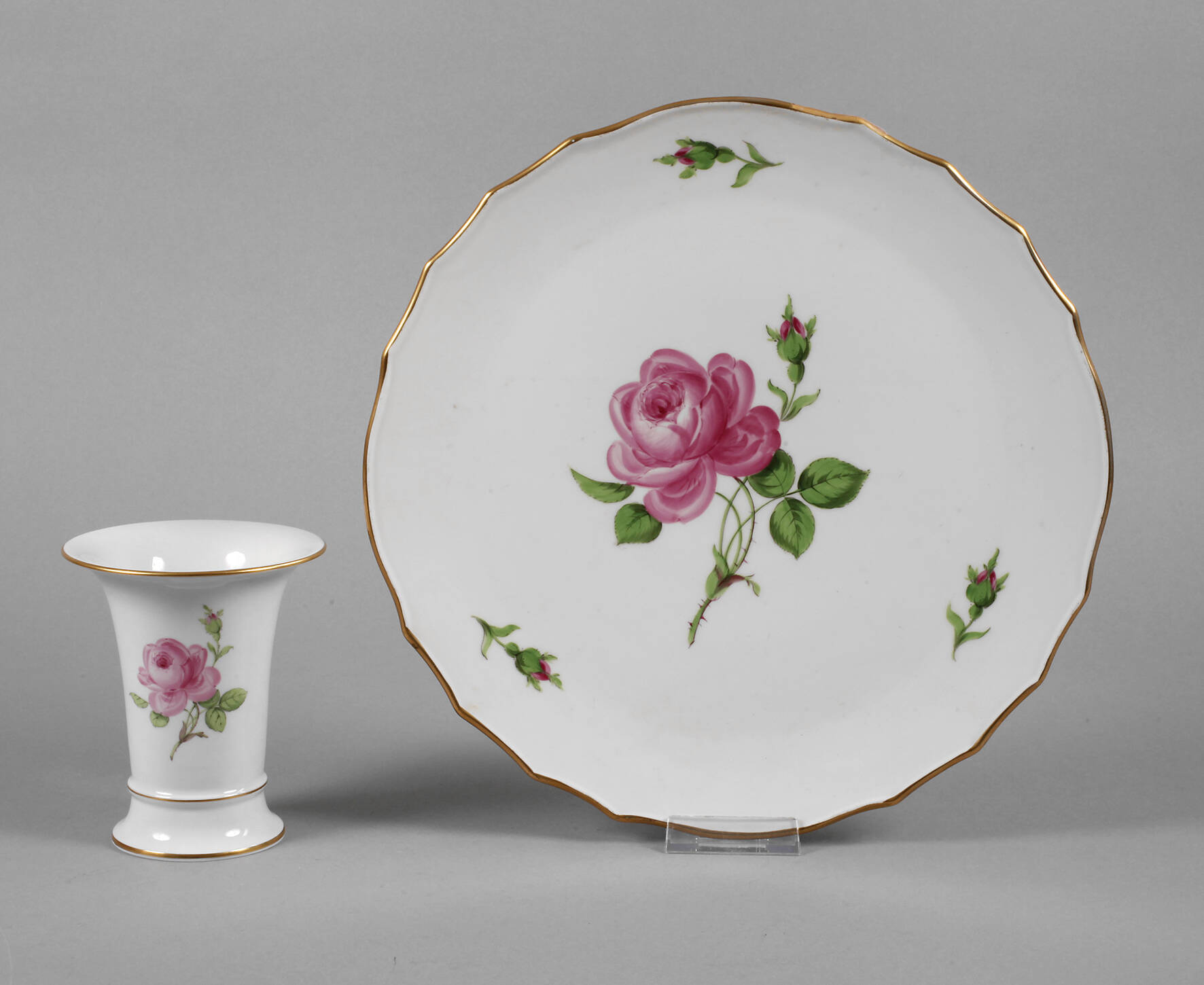 Meissen Tortenplatte und Vase "Rote Rose"