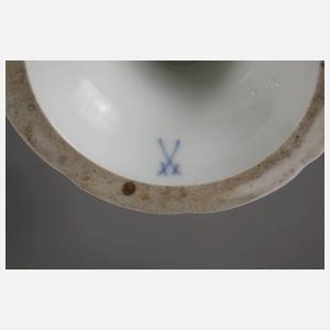 Meissen Prunkvase und zwei Dosen mit Blumenmalerei
