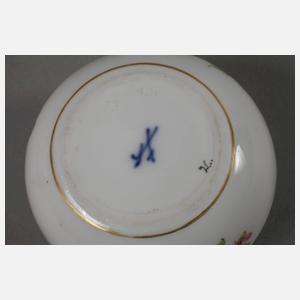 Meissen Prunkvase und zwei Dosen mit Blumenmalerei