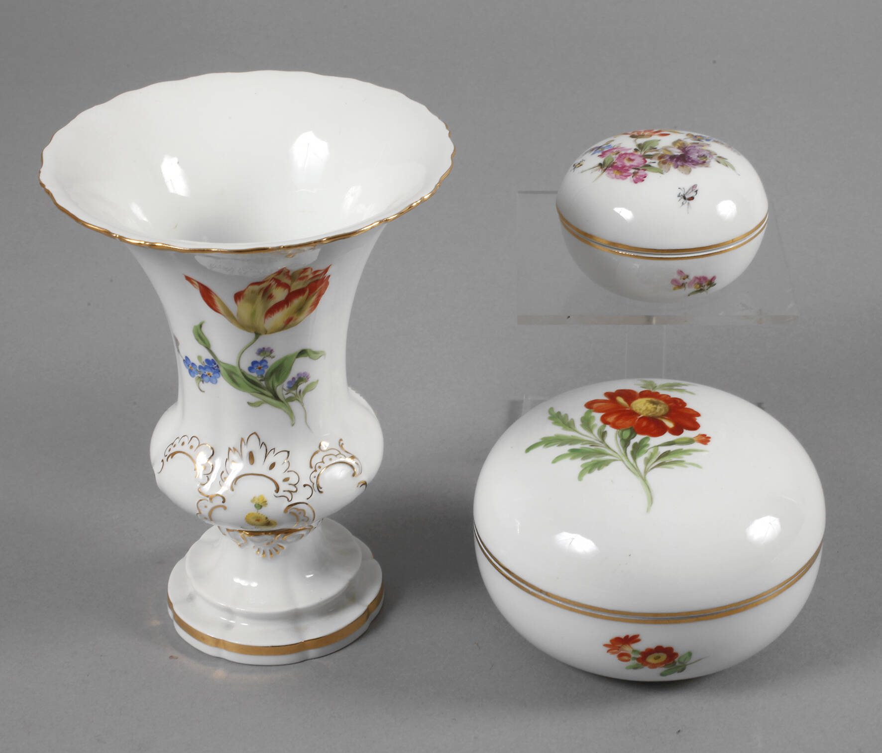 Meissen Prunkvase und zwei Dosen mit Blumenmalerei