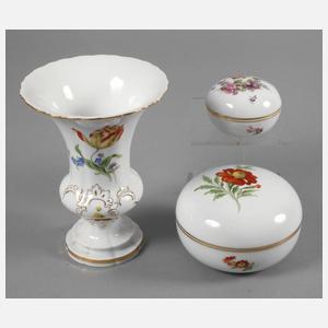 Meissen Prunkvase und zwei Dosen mit Blumenmalerei