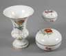 Meissen Prunkvase und zwei Dosen mit Blumenmalerei