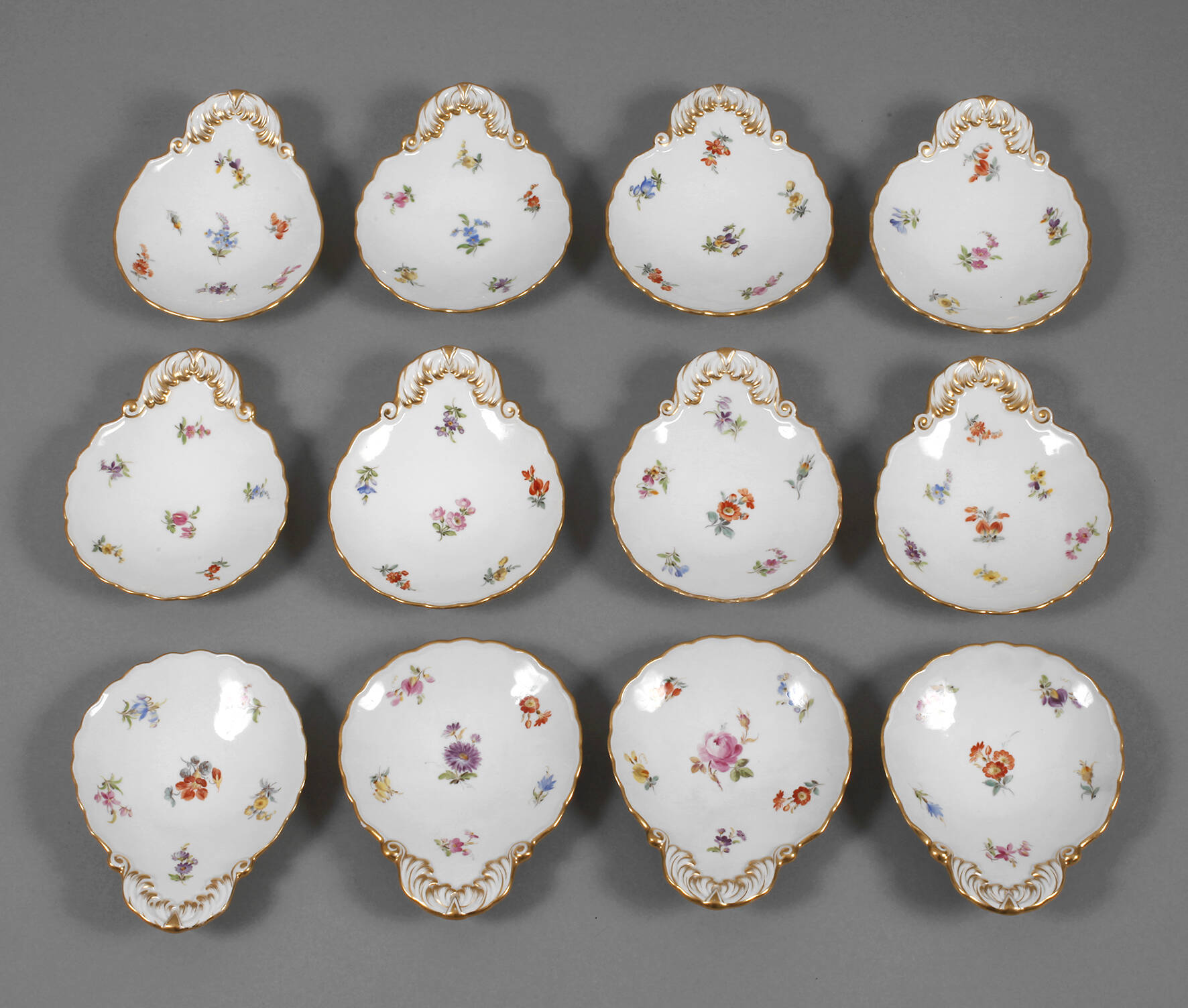 Meissen zwölf Muschelschalen Streublümchendekor
