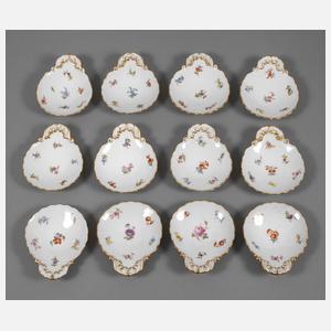 Meissen zwölf Muschelschalen Streublümchendekor
