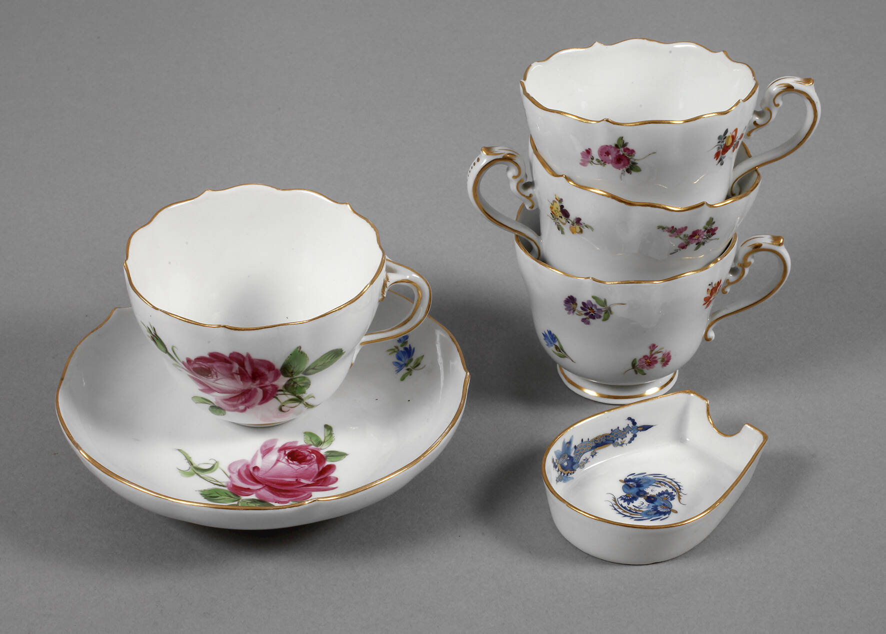 Meissen vier Tassen und ein Aschenbecher