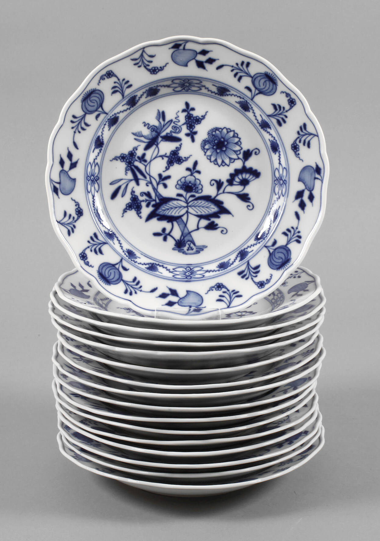 Meissen 16 Suppenteller "Zwiebelmuster"