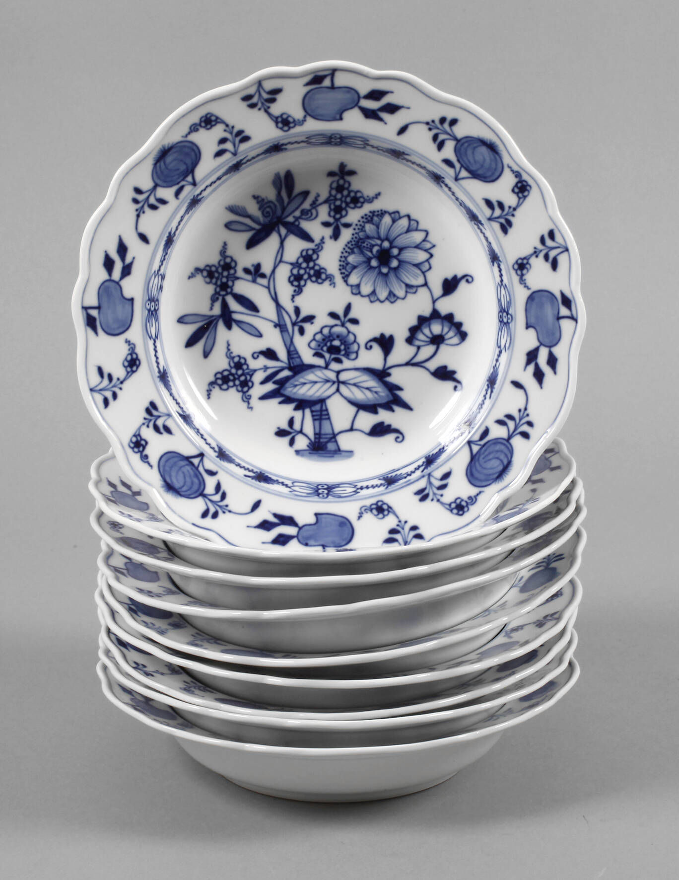 Meissen neun Suppenteller "Zwiebelmuster"